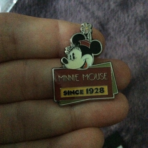 Minnie Mouse 1928 Monogram pin - Picture 3 of 8